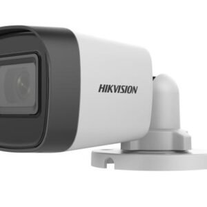 كاميرا مراقبة خارجية Hikvision بدقة 2 ميجا بكسل، بتصميم مقاوم للعوامل الجوية ورؤية ليلية بالأشعة تحت الحمراء لمراقبة أمانة على مدار الساعة.