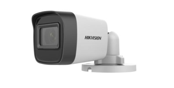 كاميرا مراقبة خارجية Hikvision بدقة 2 ميجا بكسل، بتصميم مقاوم للعوامل الجوية ورؤية ليلية بالأشعة تحت الحمراء لمراقبة أمانة على مدار الساعة.