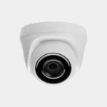 صورة تظهر كاميرا مراقبة HiLook THC‑T120‑PC بقدرة 1080p، شكل قبة صغيرة وأنيقة، مُصممة للاستخدام الداخلي أو الخارجي المغطّى.