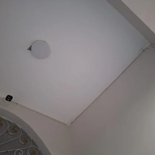 تركيب كاميرا مراقبة داخلية بسقف مع تمديد كابلات داخل مواسير بلاستيكية بشكل احترافي في بني سويف
