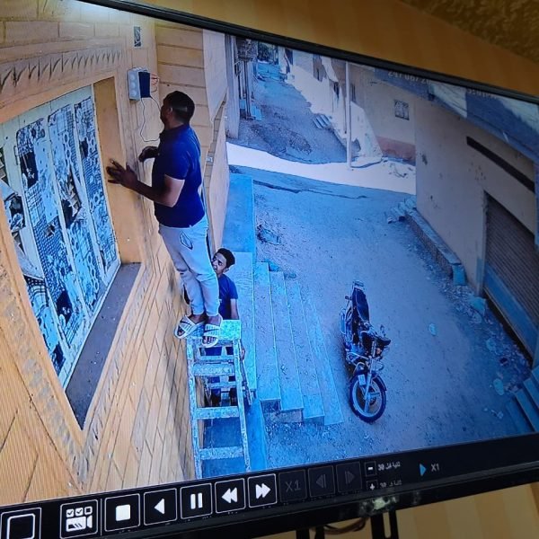 فني أثناء تركيب وتأسيس كاميرات مراقبة خارجية باحترافية في بني سويف - الرؤية الذكية.