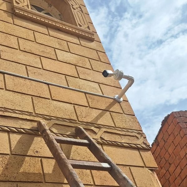 تركيب كاميرا مراقبة هيك فيجن على واجهة حجرية مع تمديدات هندسية نظيفة - الرؤية الذكية بني سويف