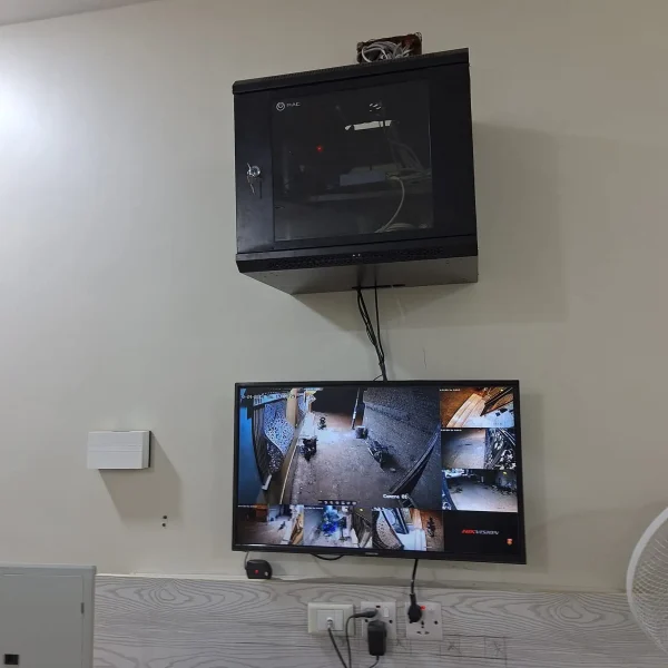 تقفيل راك شبكات (Rack Cabinet) مع شاشة مراقبة لتنظيم أجهزة الـ DVR والأسلاك باحترافية
